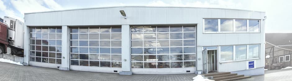 Amara Trucks Betriebsgelände mit Werkstatthallen